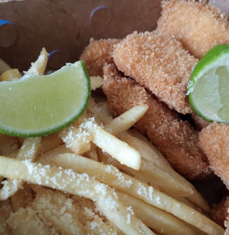 FILÉ DE PEIXE COM FRITAS NO BALDE