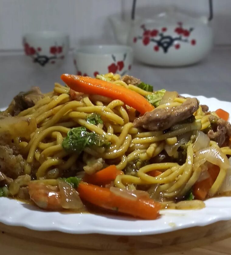 YAKISOBA TRADICIONAL (CARNE E FRANGO) 800G